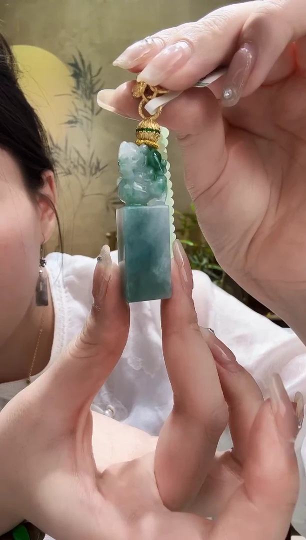 颈饰未镶嵌翡翠吊坠