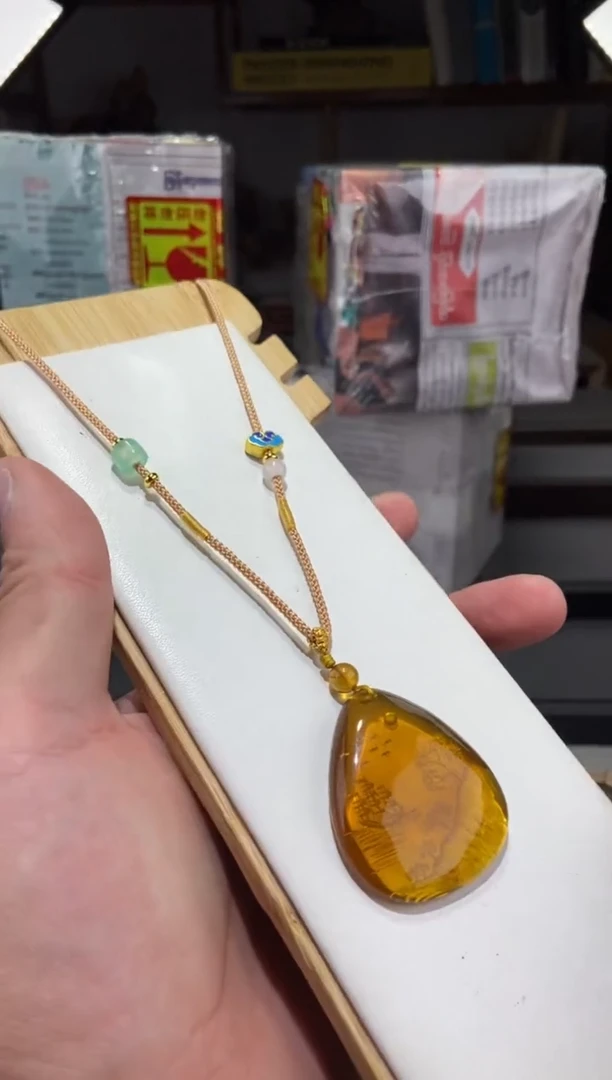 琥珀颈饰未镶嵌阴雕山水