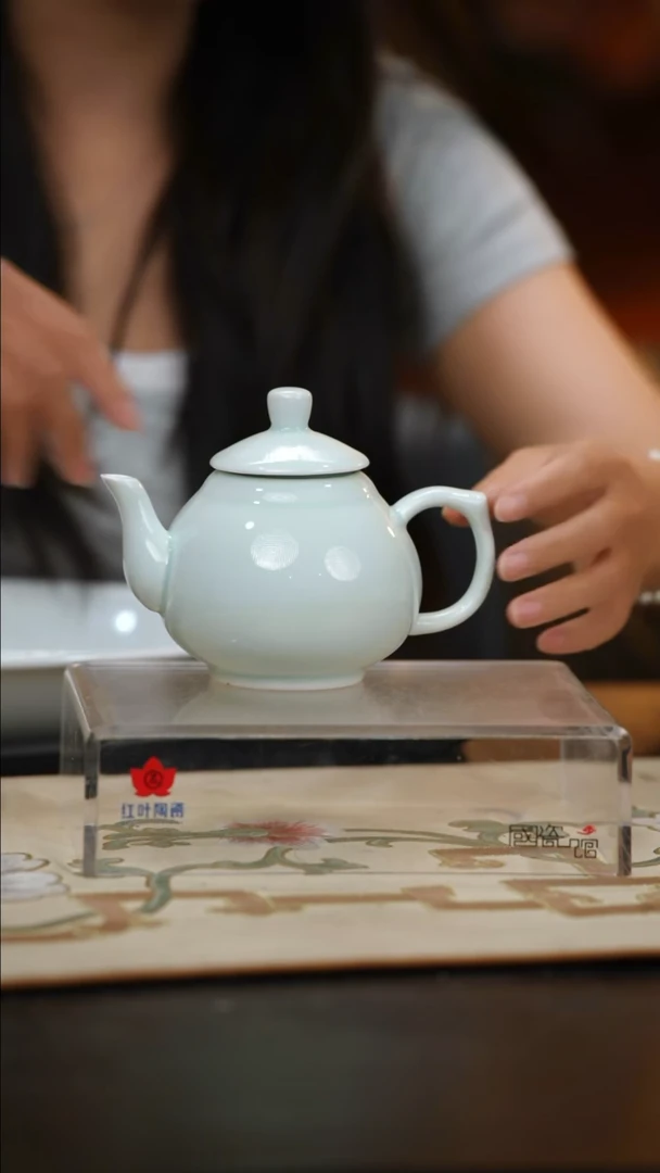 1个正价影青带盖飘逸壶(套)