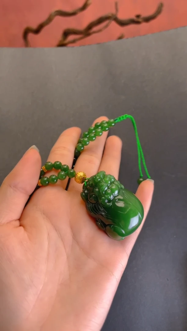 颈饰18K金镶嵌和田玉收藏级辣绿貔貅吊坠