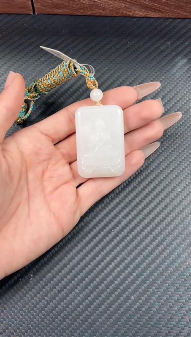 吊坠(赠链)未镶嵌和田玉黑山微色差吊坠