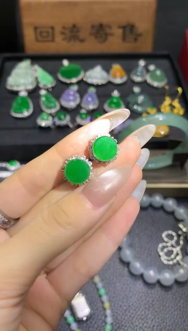 18K金镶嵌翡翠耳饰?**姐团购