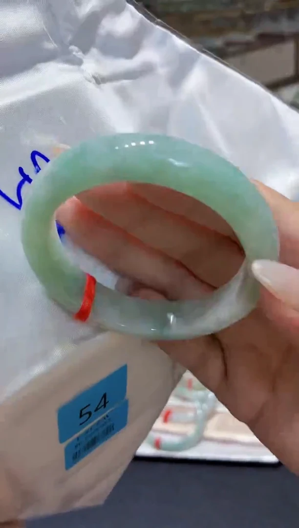 翡翠手镯未镶嵌翡翠手镯