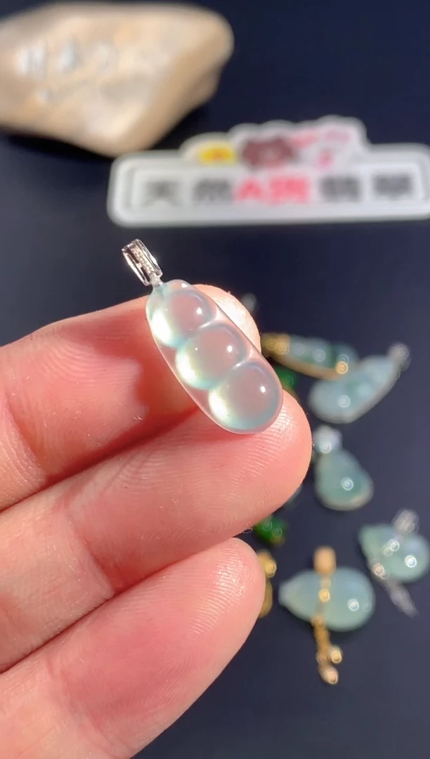 颈饰18K金镶嵌翡翠