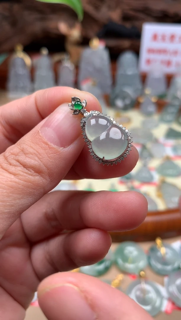 【闪购商品】翡翠颈饰18K金镶嵌葫芦