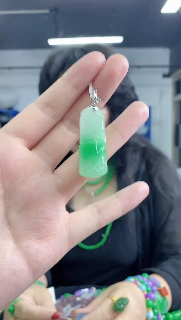 翡翠未镶嵌颈饰多样性发其一颜色微差