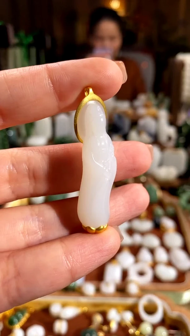 和田玉18K金镶嵌吊坠(赠链).