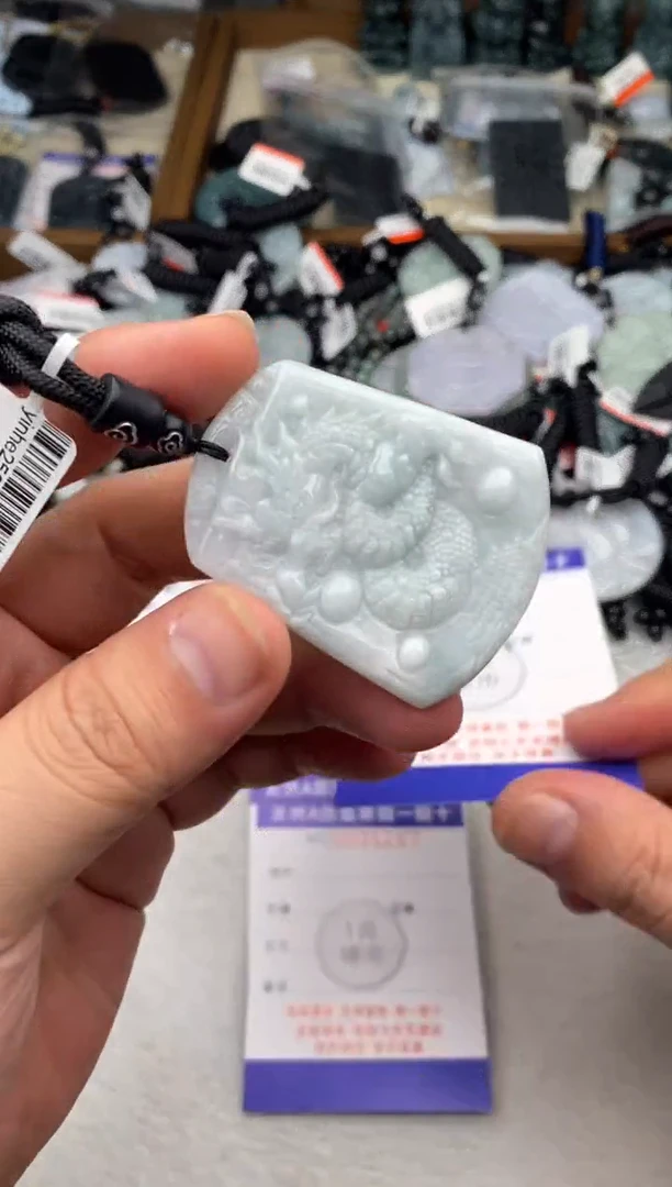 翡翠未镶嵌颈饰多样性发其一