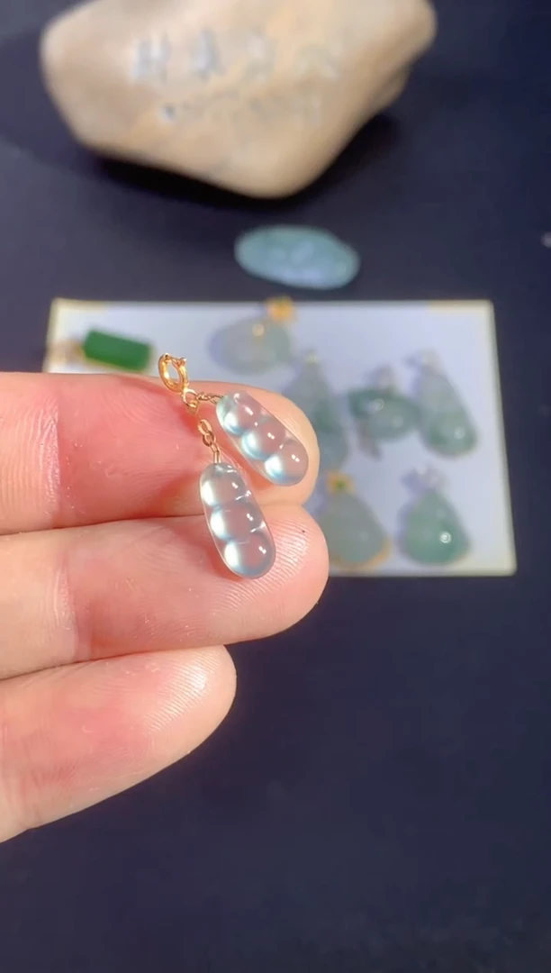 颈饰18K金镶嵌翡翠