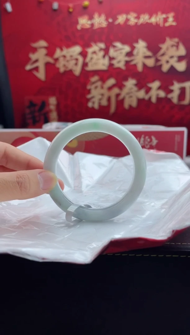 【闪购商品】翡翠手镯未镶嵌17翡翠手镯（微瑕）