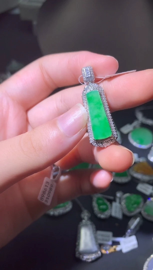 吊坠(不含链)18K金镶嵌翡翠吊坠