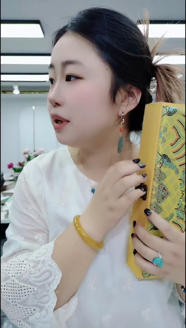 1007黄色方形盒子