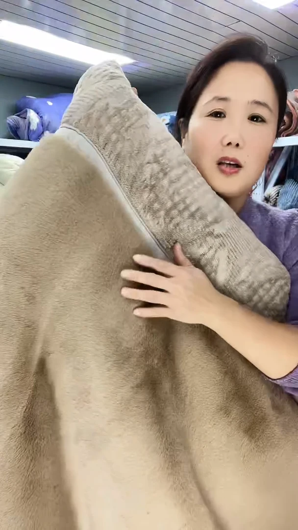 牛奶绒150+200仿兔毛被子。