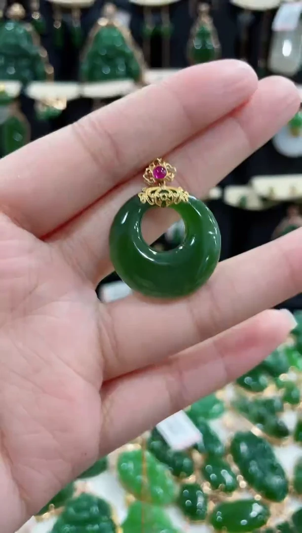 颈饰18K金镶嵌和田玉（碧玉）公主扣