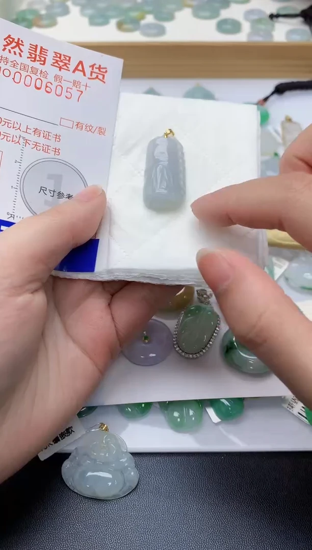 颈饰18K金镶嵌翡翠天然A货