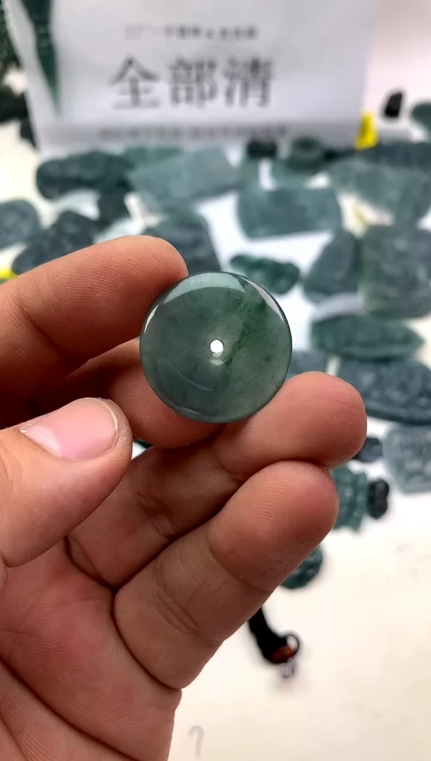 翡翠未镶嵌颈饰平安扣