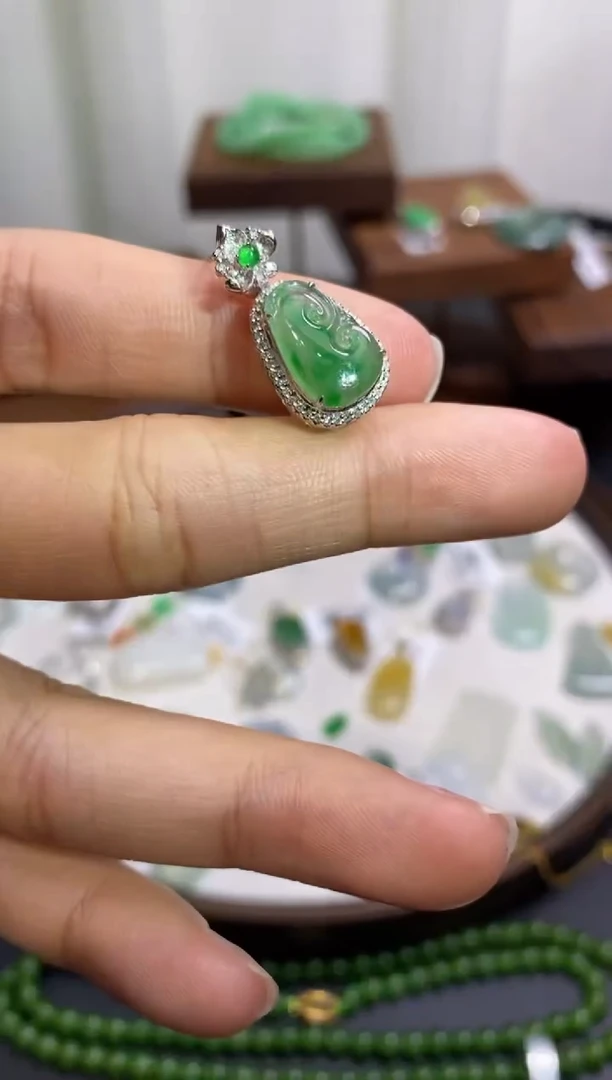 【闪购商品】翡翠颈饰18K金镶嵌如意