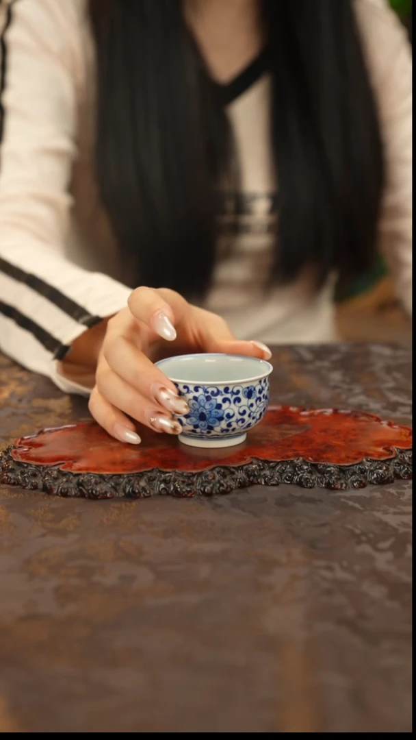手绘青花缠枝莲主人杯