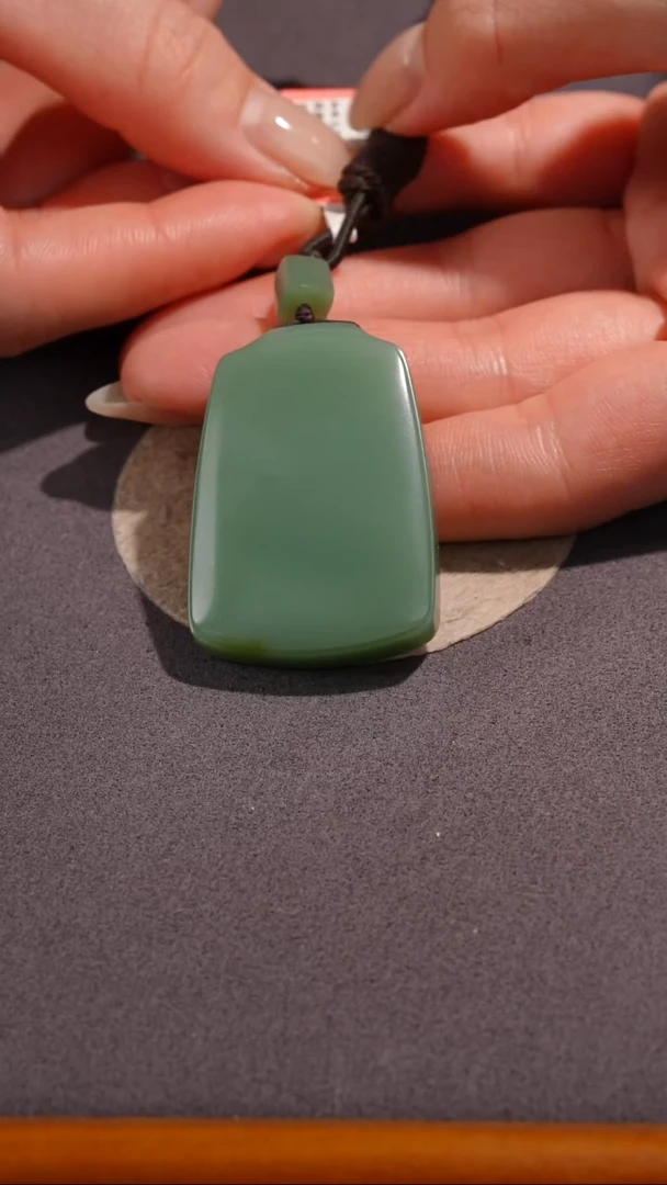 吊坠(不含链)未镶嵌和田玉（碧玉）和田玉粉绿无事牌 约29.46克