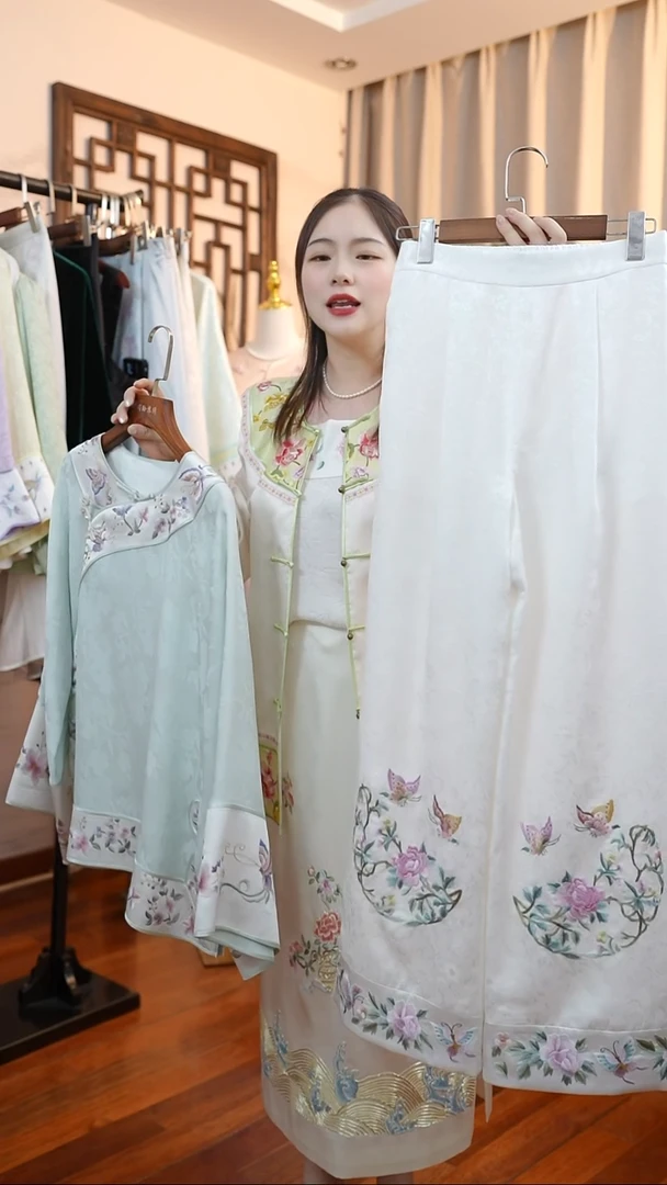刺绣非遗真丝服饰一物一件