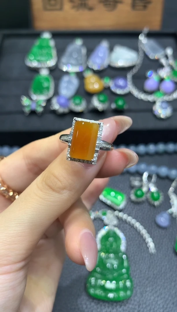 18K金镶嵌戒指翡翠61