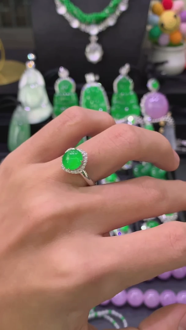 18K金镶嵌戒指翡翠戒指