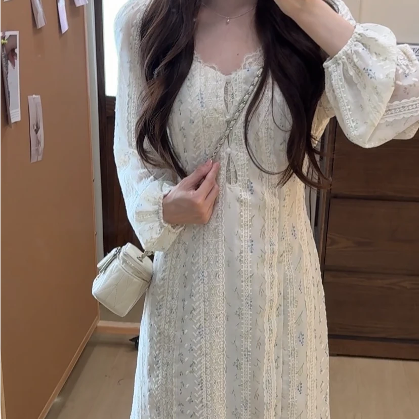 2025早秋法式气质显瘦收腰甜美长袖碎花蕾丝设计感连衣裙
