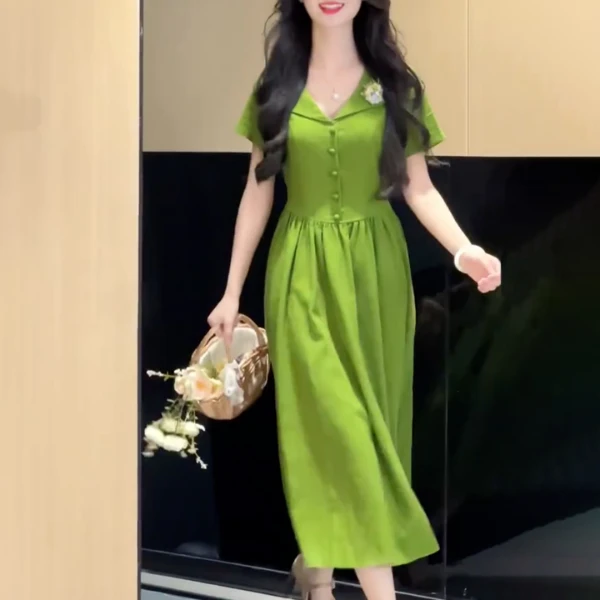 绿色短袖v领连衣裙子2025初夏穿搭复古今年流行法式气质掐腰长裙