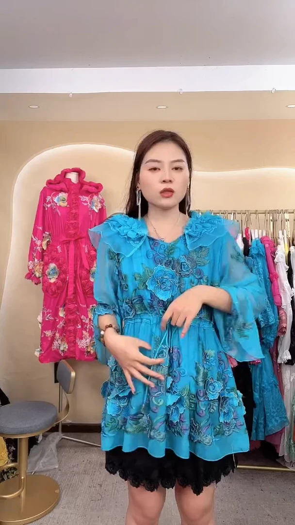 常规蓝色花后上衣