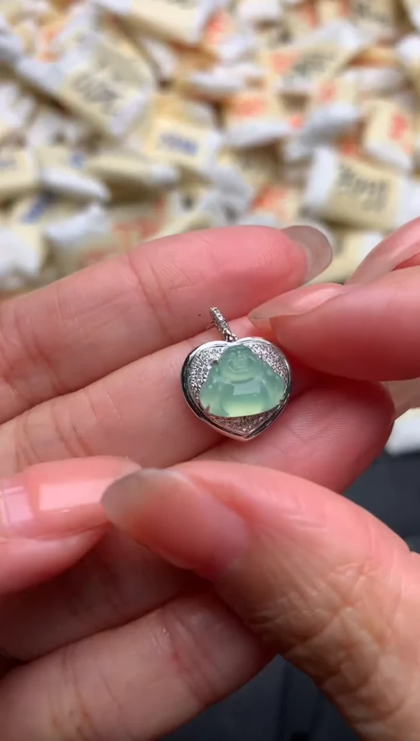 18K金镶嵌挂件翡翠一