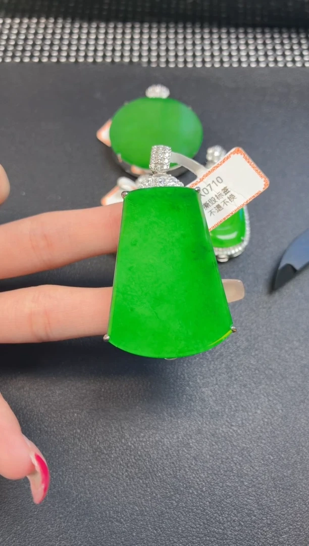 颈饰银S925镶嵌翡翠吊坠