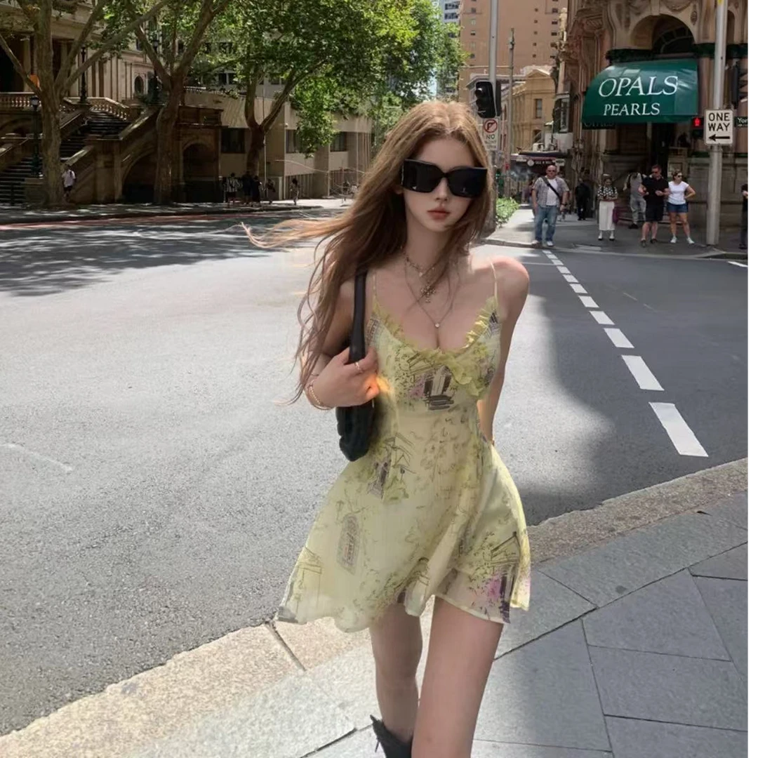 梦梦 MENGMENG｛热带曼巴 新款纯欲碎花v领吊带不规则连衣裙}