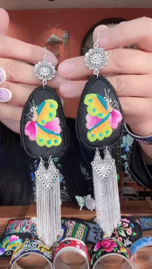 织绣非遗手工苗银苗绣饰品83