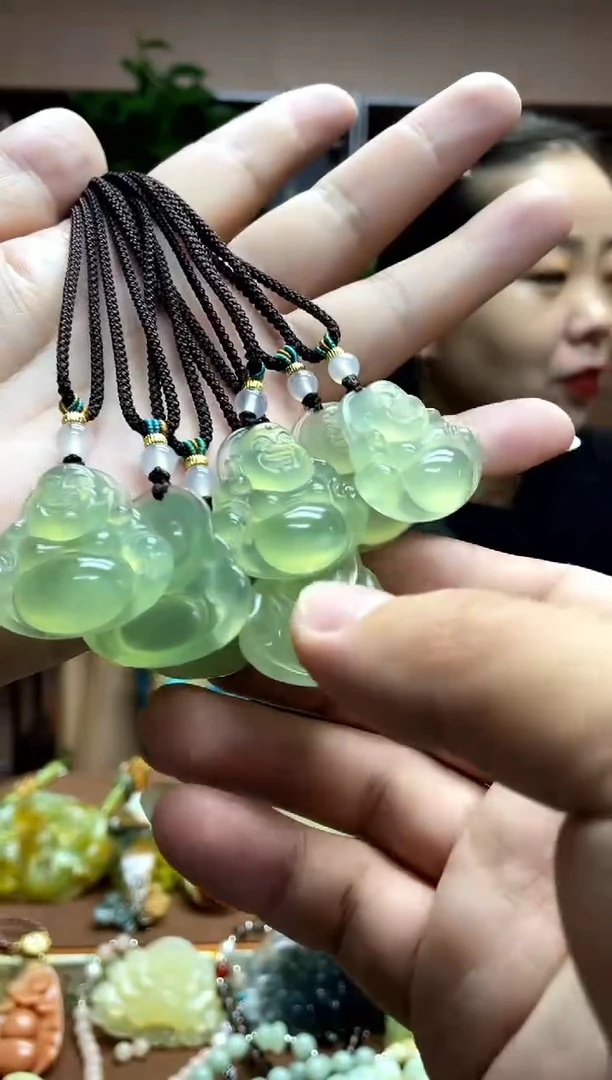 未镶嵌岫玉颈饰多样性发货发其中之一
