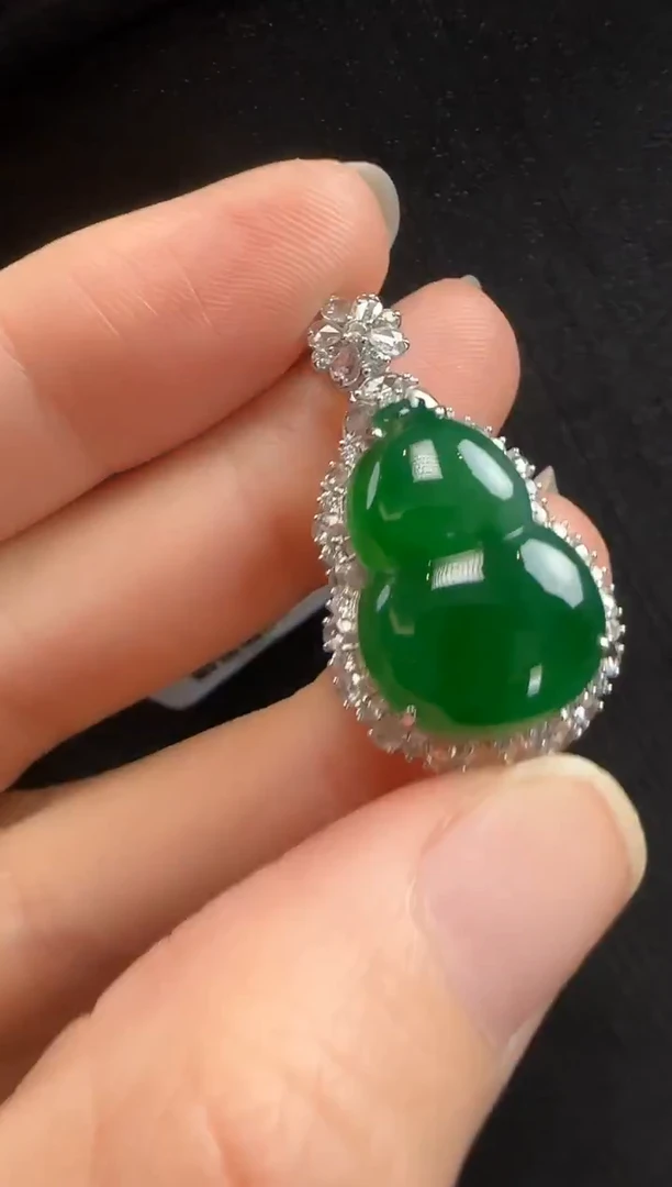 颈饰18K金镶嵌翡翠510葫芦一个