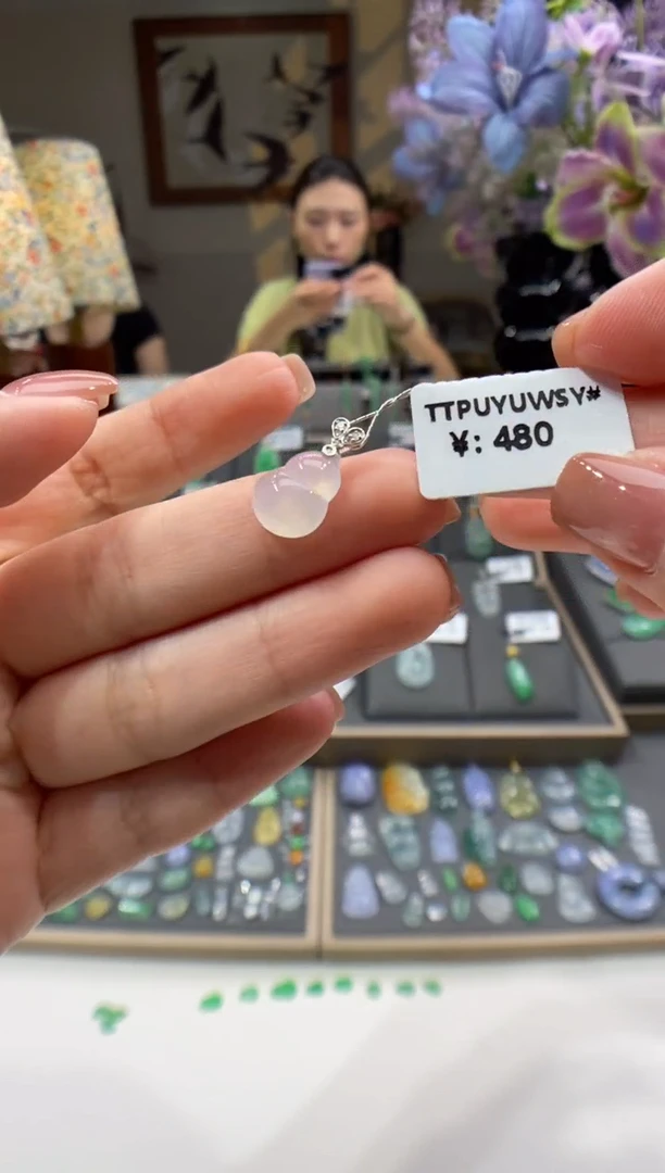 翡翠18K金镶嵌颈饰葫芦