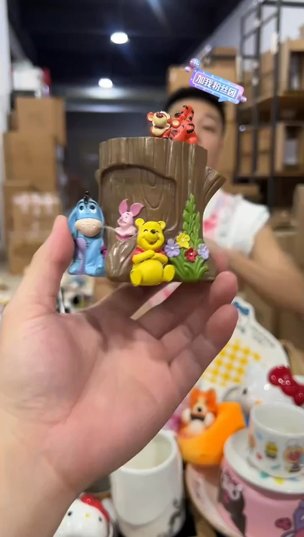瓷片维尼树桩笔筒 树脂