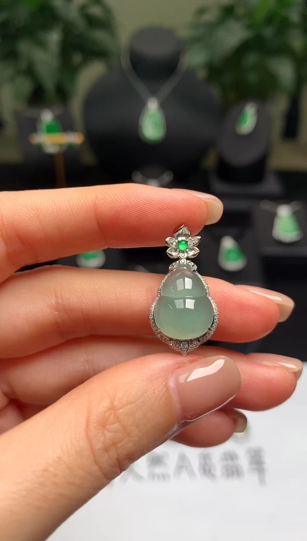 颈饰18K金镶嵌翡翠葫芦