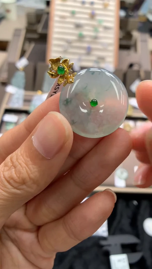 颈饰18K金镶嵌翡翠平安扣