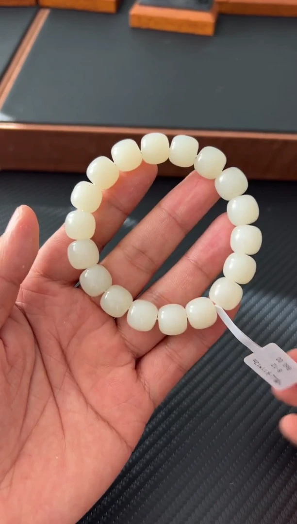 未镶嵌手串和田玉黑山微色差卡12m