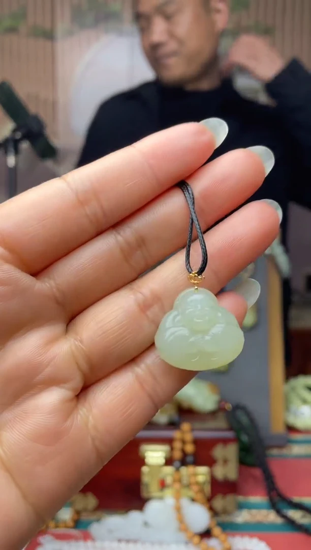 颈饰18K金镶嵌和田玉拍一发一