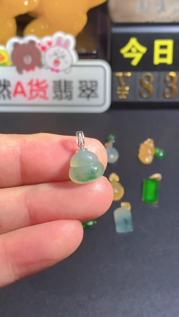 颈饰18K金镶嵌翡翠