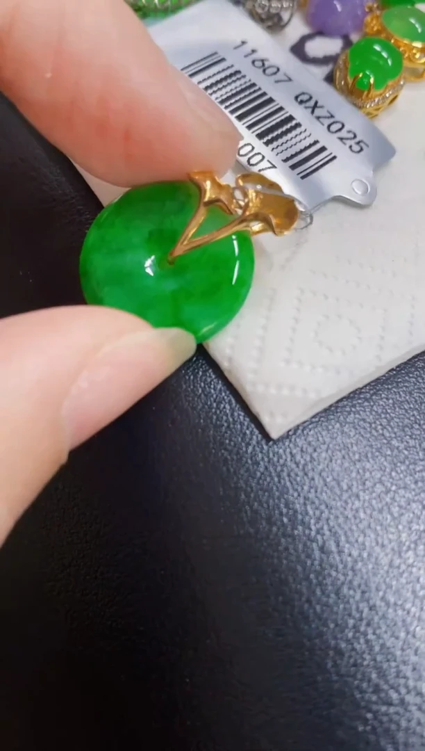颈饰18K金镶嵌翡翠扣