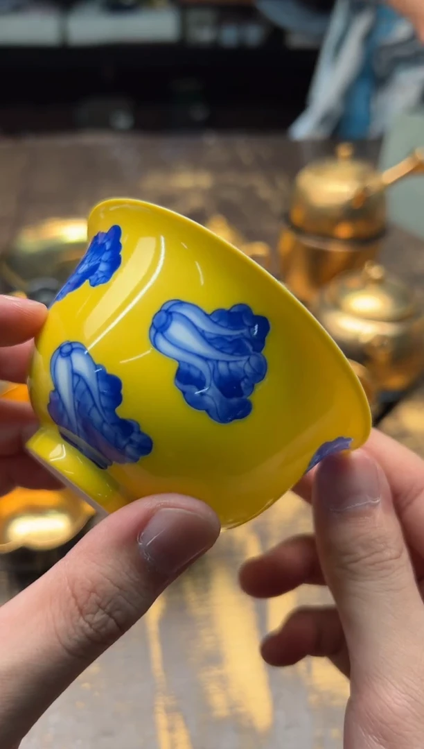 段*荣器 黄地青花百财盖碗