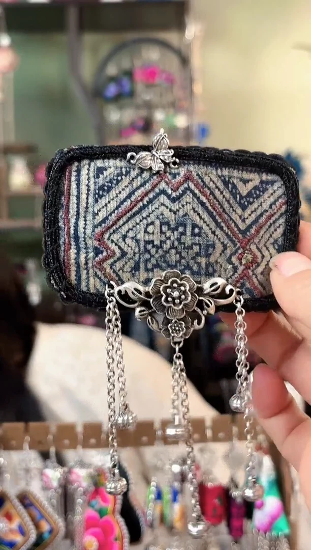 彩云南阁非遗老绣苗银饰品606