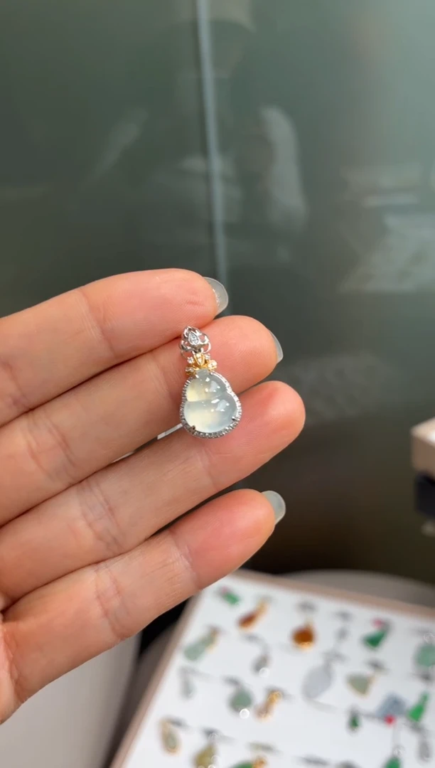 颈饰18K金镶嵌翡翠天然翡翠A货