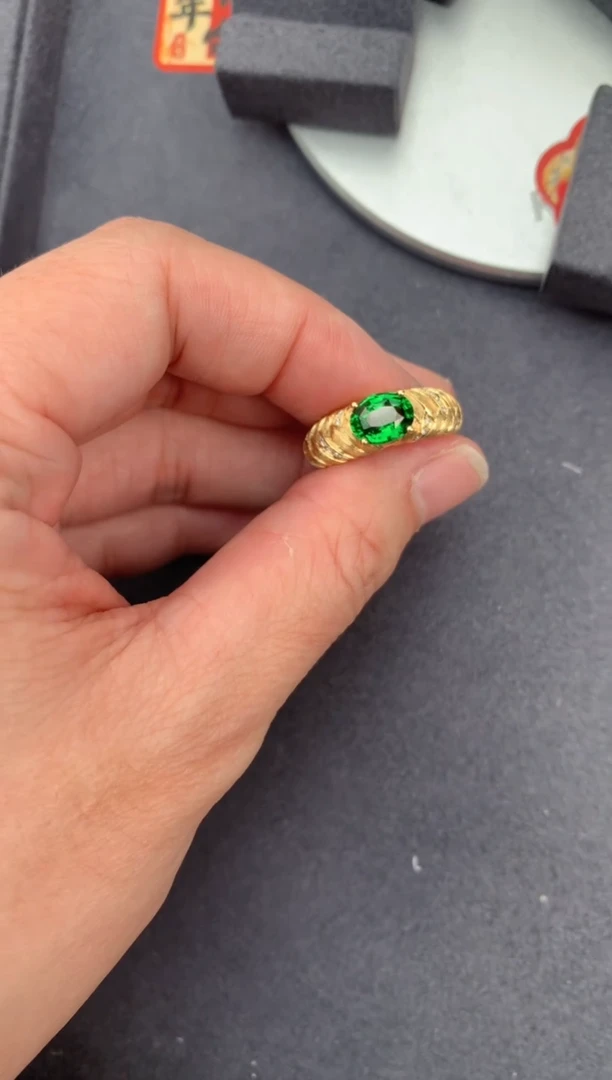 【闪购商品】石榴石（沙弗莱）戒指18K金镶嵌1.5ct沙弗莱戒指