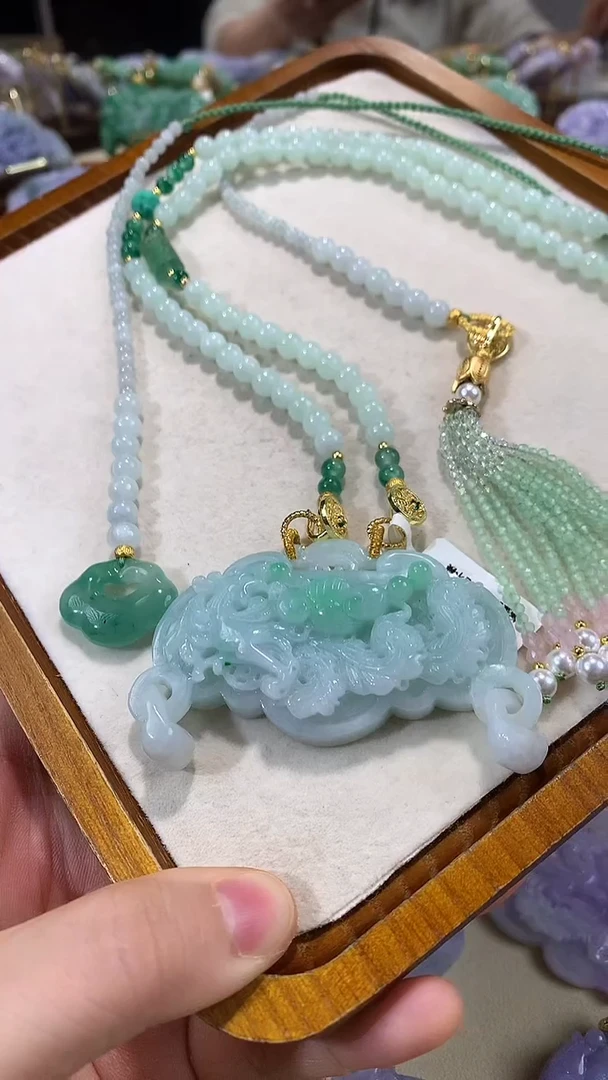 颈饰未镶嵌翡翠吊坠