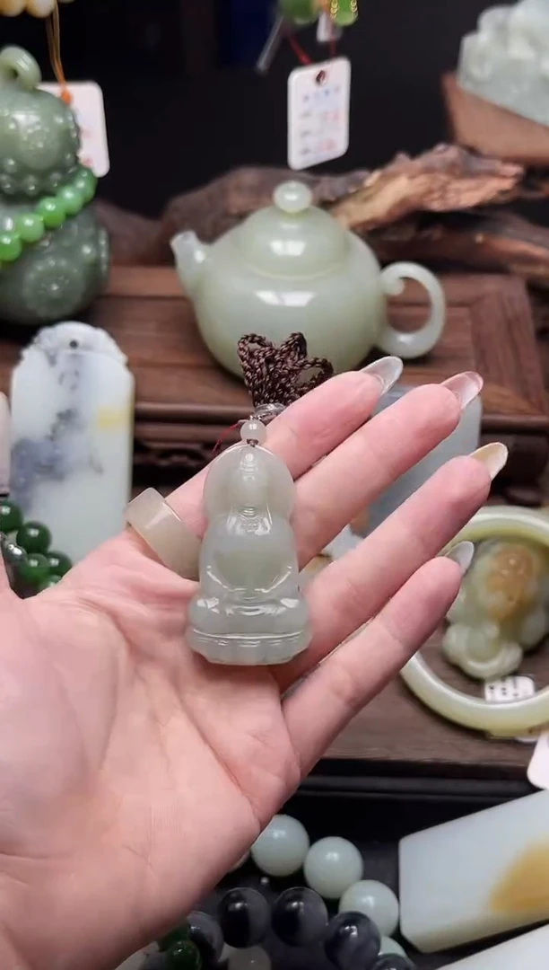 和田玉未镶嵌吊坠(不含链)刘*且末青白 观音8001250
