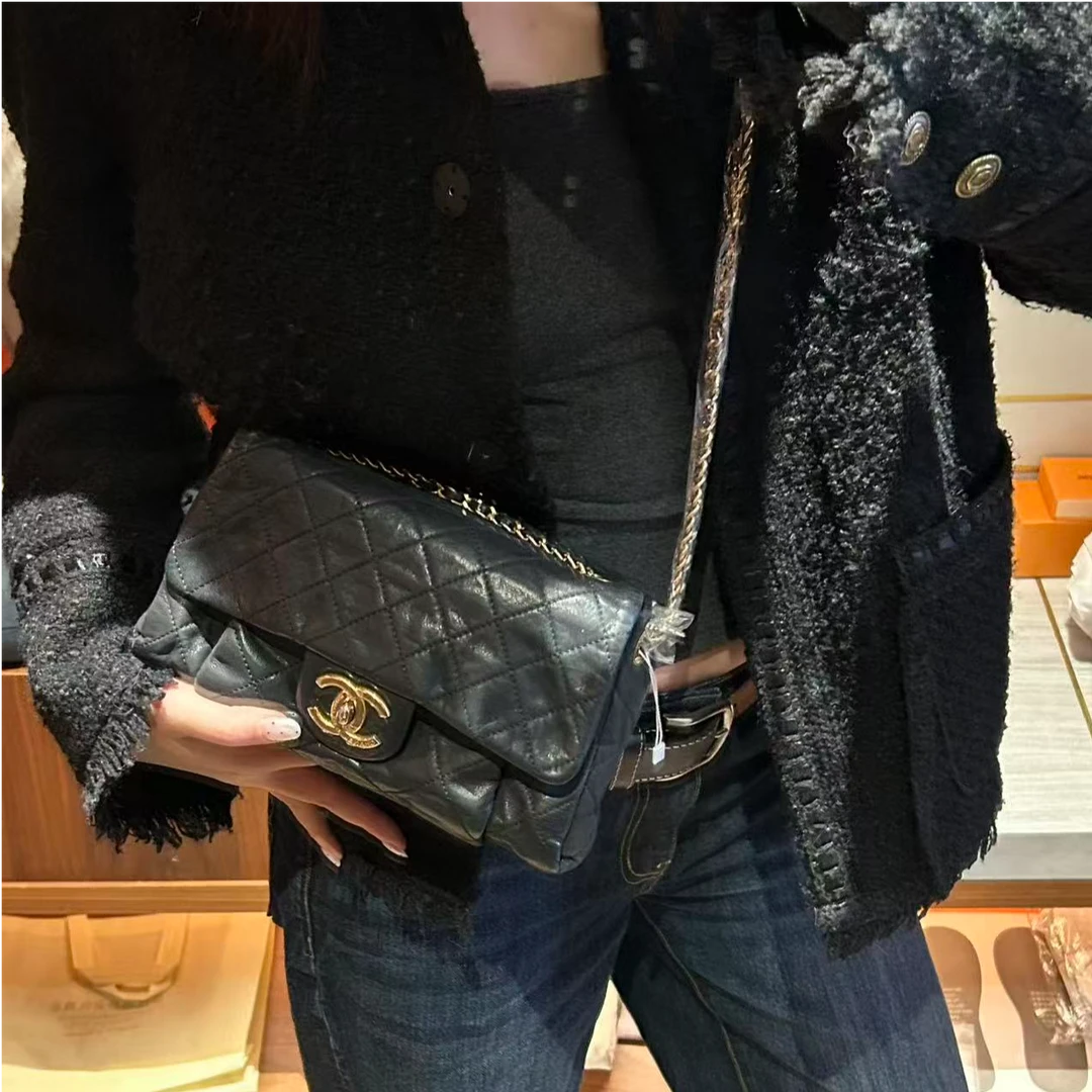 95新 Chanel/香奈儿 展会外场！黑金褶皱cf包